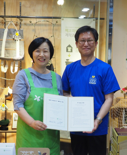 박래진 올림푸스한국 CSR&컴플라이언스본부 본부장(오른쪽)과 정낙섭 아름다운가게 처장이 사회공헌 업무협약 체결 후 기념촬영을 하고 있다. <올림푸스한국 제공>